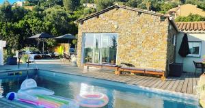 VILLA PERLA SAINT-TROPEZ CAVALAIRE-SUR-MER, 3-5 chambres, vue mer, piscine chauffée