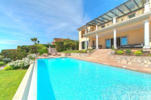 Villa Pertuades Villa with amazing sea view and swimming pool