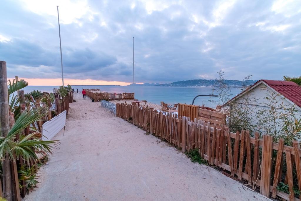 VILLA - PISCINE - STANDING- VUE MER-GOLFE JUAN 06220 Vallauris