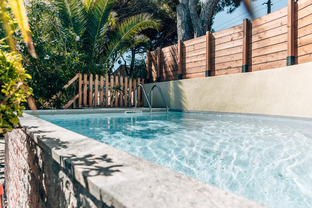 villa privé, plage a pied piscine, parking 2 voitures, 3 chambres 2 sdb 16 Avenue de Casabianca, 83120 Sainte-Maxime