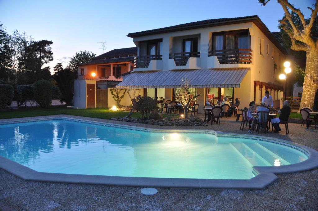 VILLA PROVENCALE FACE AU LUBERON 84220 Cabrières-dʼAvignon