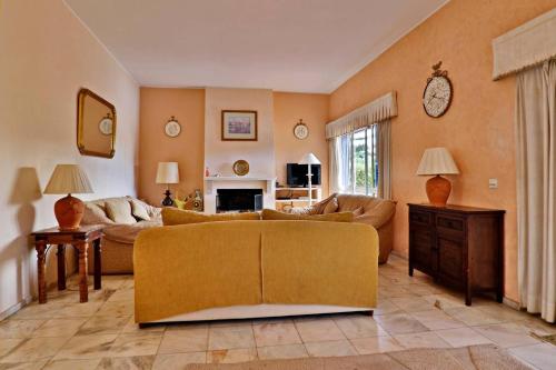Villa Quadradinhos 3Q 4-bedroom villa with Private Pool AC Short Walk to Praca