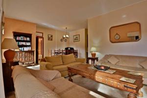 Villa Quadradinhos 3Q 4-bedroom villa with Private Pool AC Short Walk to Praca