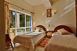 Villa Quadradinhos 3Q 4-bedroom villa with Private Pool AC Short Walk to Praca
