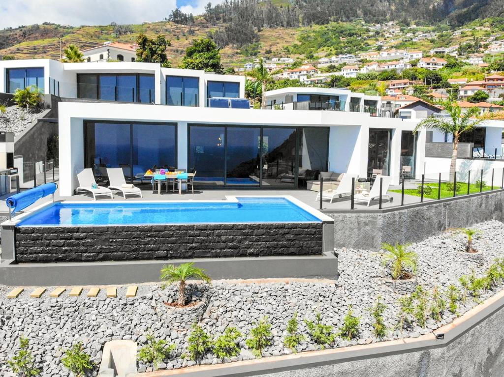 Villa Rubydom Estrada do Arco da Calheta 89, 9370-134 Calheta