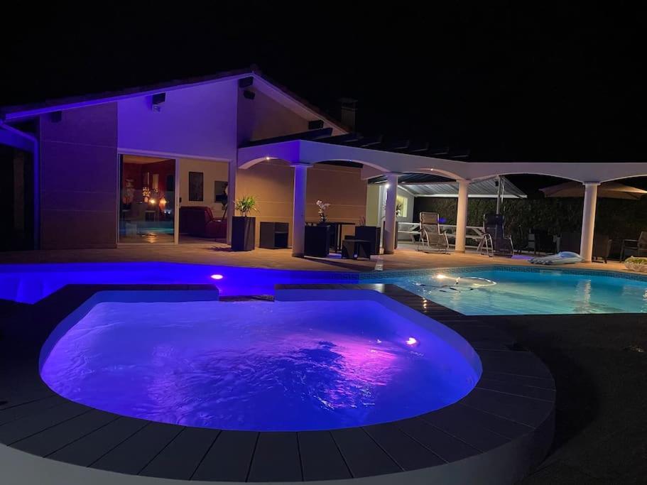 Villa Sany:10 Pers Maison 200m2 piscine , jacuzzi 3A Rue Gustave Eiffel, 40180 Narrosse