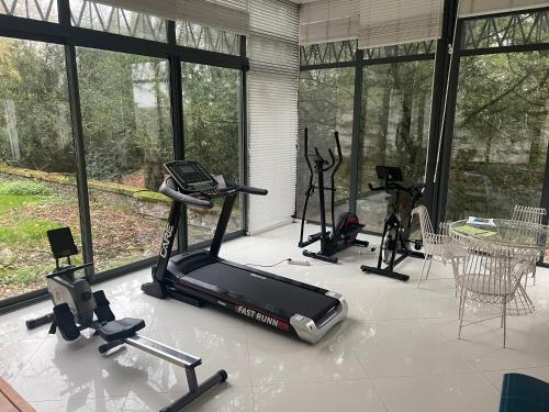 VILLA SPA PERRET-4 Étoiles-Aile Ouest 90M2-Terrasse-3Ha au pied du PARC NATUREL DU VEXIN NORMAND-À 5 Mn GIVERNY-MUSEE MONET-LA ROCHE GUYON-VILLARCEAUX-Ballades à Pied à Cheval en Vélo-Golf-OPTION HAMMAM JACUZZI FITNESS-Promo 3 Nuitées 1H de SAUNA offerte