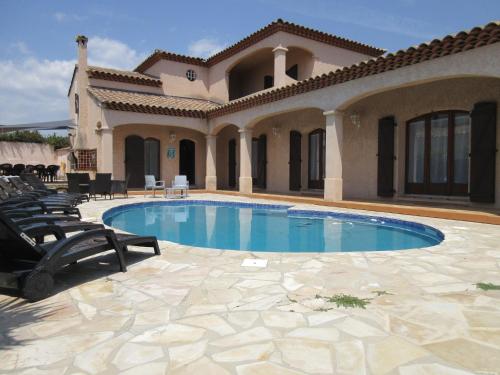 VILLA SPACIEUSE, CLIMATISATION, PISCINE, JARDIN PAYSAGE, PROCHE MER