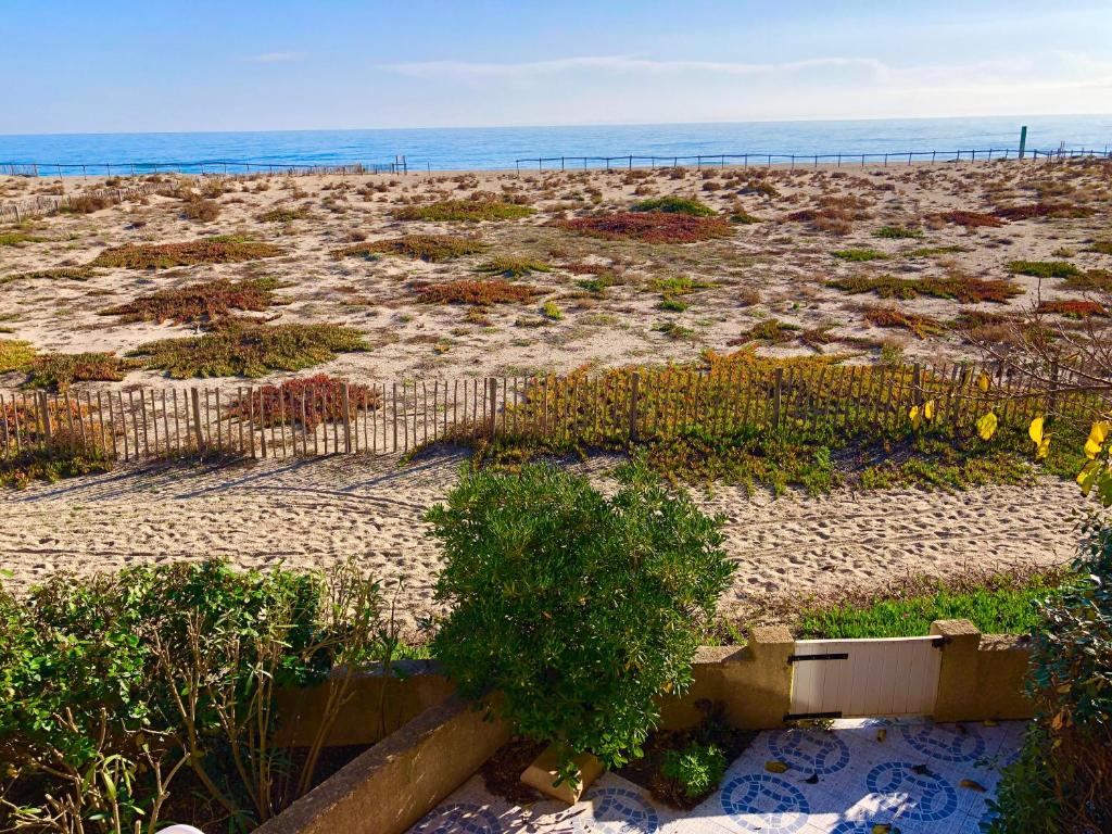 VILLA SUR LE SABLE VUE MER PANORAMIQUE PISCINE CLIM WIFI Résidence les bastides de la mer. 6 rue mas de la grêle. 66420 Le Barcarès, 66420 Le Barcarès