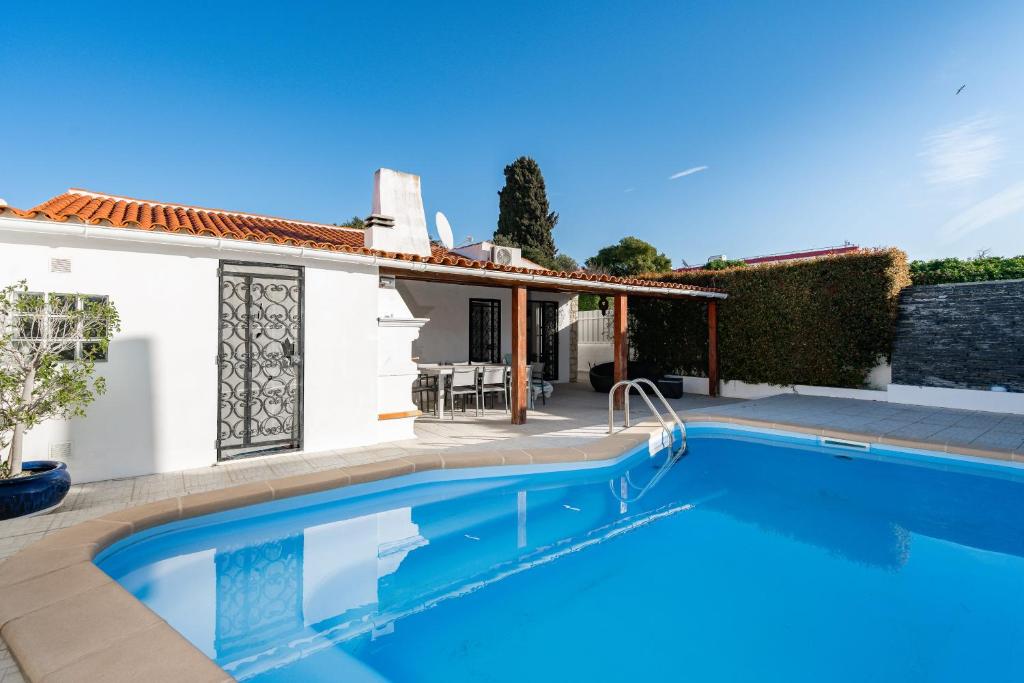 Villa Vitry - Private pool very near from the beach and the strip Rua das Margaridas, A18, 8200-261 Albufeira