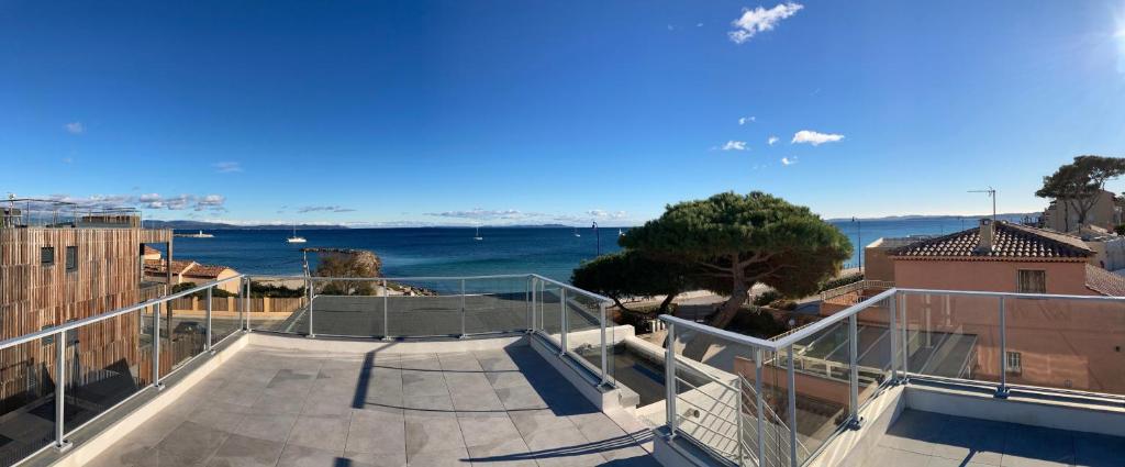 VILLA VUE MER - HYERES PLAGE - LES EMBRUNS 42 Avenue Méditerranée, 83400 Hyères