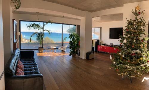 VILLA VUE MER - HYERES PLAGE - LES EMBRUNS