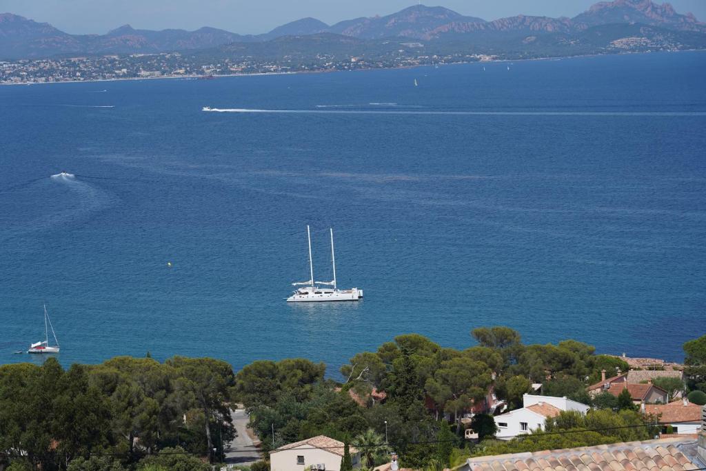 Villa vue mer panoramique, climatisée et piscine chauffée à proximité des plages 38 Avenue Maurin des Maures, 83380 Roquebrune-sur Argens