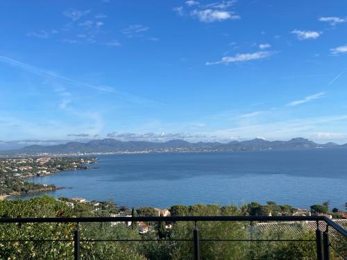 Villa vue mer panoramique, climatisée et piscine chauffée à proximité des plages