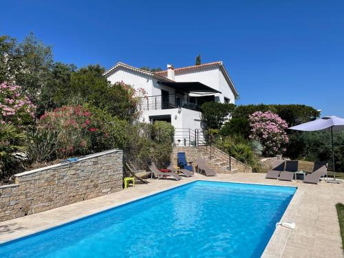 Villa vue mer panoramique, climatisée et piscine chauffée à proximité des plages
