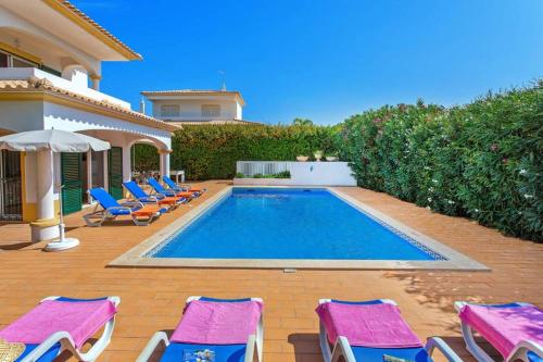 Villa White Sands - Heated Pool, Near Beaches & New Town, Luxury & Privacy