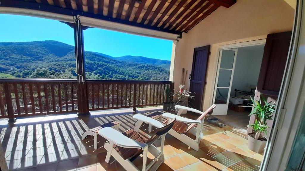 Villa with air con heated pool bubble bath fenced garden and kids play equipment 11700 Montbrun-des-Corbières