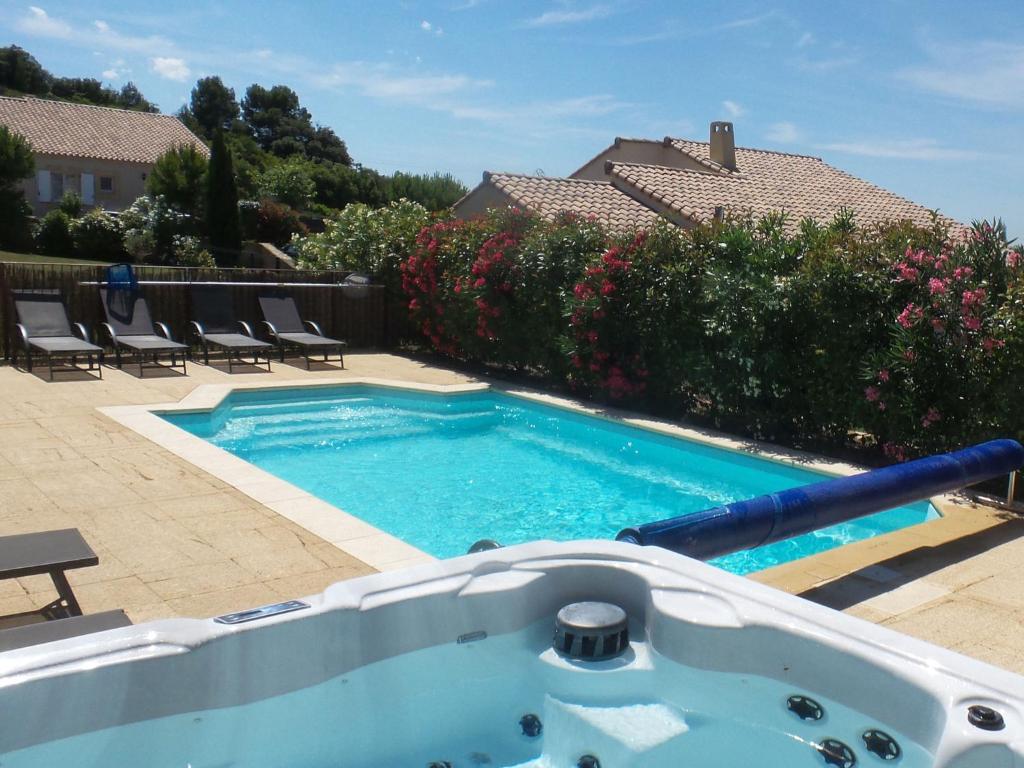Villa with air con heated pool bubble bath fenced garden and kids play equipment , 11700 Montbrun-des-Corbières