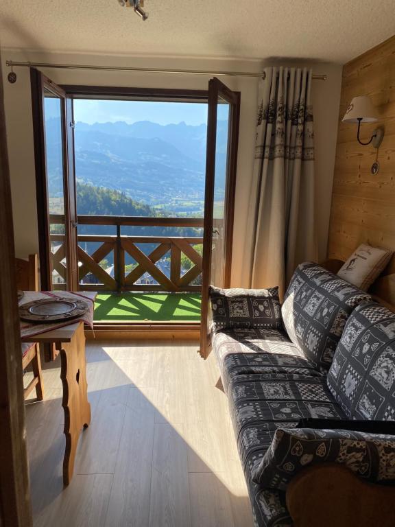Villa with air con heated pool jacuzzi fenced garden and kids play equipment 11700 Montbrun-des-Corbières