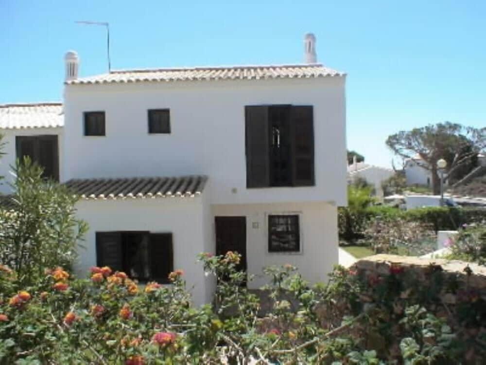 Villa with good garden, berbecue and swimming pool shared in the condominium. Urbanização Quinta do Poço, Lote 21 A Vale da Azinheira 8200-389 Olhos de Água - Albufeira, 8200-389 Albufeira