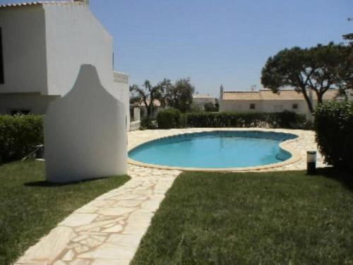 Villa with good garden, berbecue and swimming pool shared in the condominium.