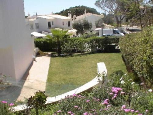 Villa with good garden, berbecue and swimming pool shared in the condominium.