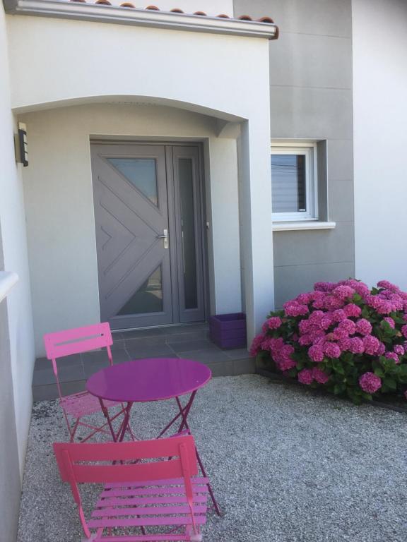 Villa with heated pool jacuzzi sports field and stunning views 11700 Montbrun-des-Corbières