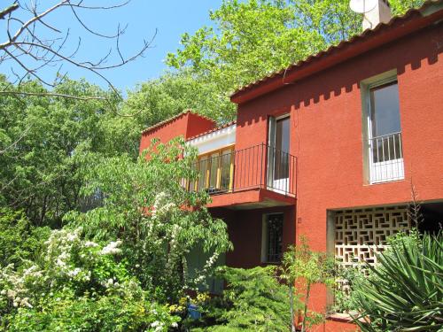Villa with natural river pool, 15 mins from beach
