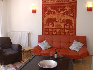 Villa with natural river pool, 15 mins from beach