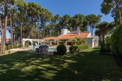Villa with pool and large garden