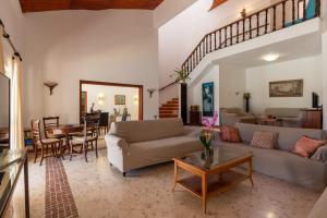 Villa with pool and large garden