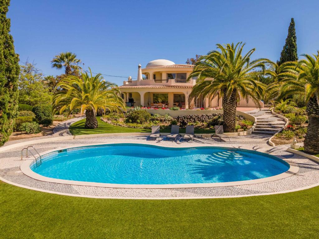 Villa with private pool and garden in Carvoeiro Casa do Montinho, Salicos, 8400-422 Lagoa