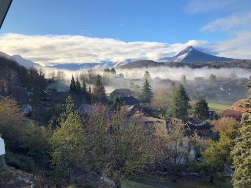 Vue exceptionnelle sur lac d'Annecy et Montagnes