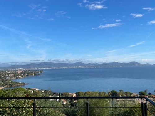 Villa vue mer panoramique, climatisée et piscine chauffée à proximité des plages Roquebrune-sur Argens france