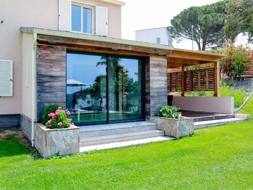 Welcoming villa with shared pool close to Saint-Florent