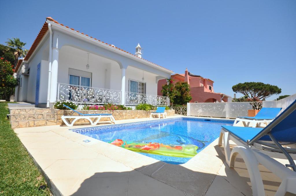 Well-appointed villa is situated in the popular resort of Vilamoura Rua do Chile, 8125-406 Quarteira