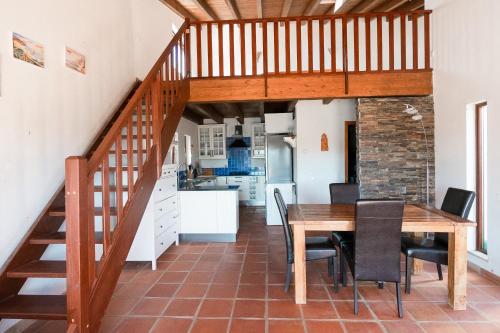 Maisons de vacances Villa with 4 bedrooms and pool in Surf Resort Sitio do Penedo Branco Raposeira