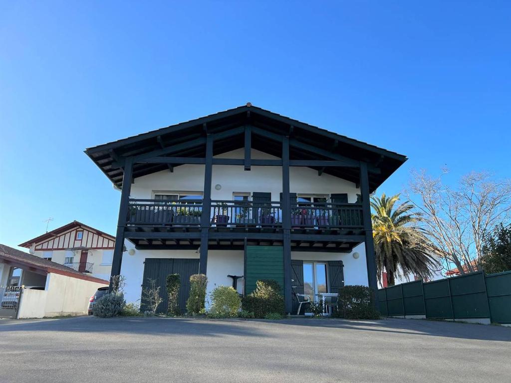 Wonderful Villa in Malauc ne with Swimming Pool