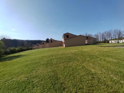 Village Bord de Ciel Caylus france