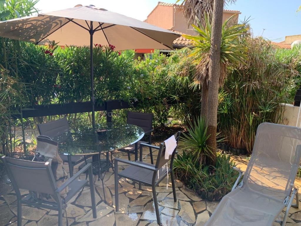 Maison de vacances Village naturiste Villa au calme avec jardin privatif et piscine 2 Impasse de Saissan, 34300 Le Cap d\'Agde