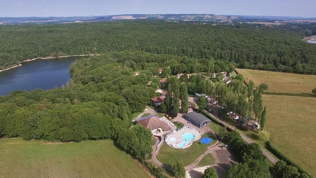 Village vacances VVF Bourgogne Auxois Morvan Le Lac Et La Ronciere-Flee 21140 Semur-en-Auxois