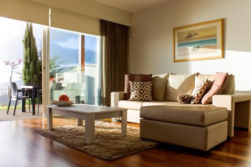 Hill Houses - Savoy Signature