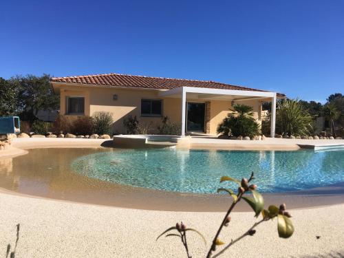 L'Hacienda Piscine chauffée à 28, spa, boulodrome et court de Tennis privés, 2 villas indépendantes