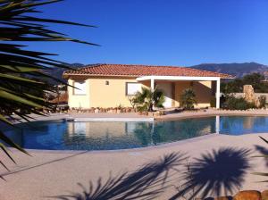 L'Hacienda Piscine chauffée à 28, spa, boulodrome et court de Tennis privés, 2 villas indépendantes