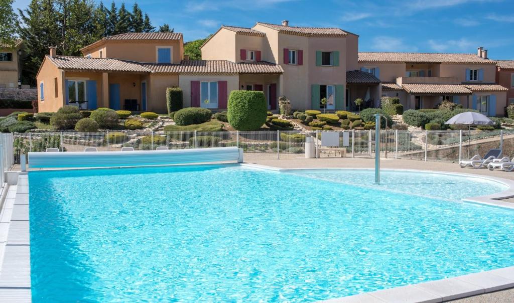 Villas Le Claux du Puits by Ateya Vacances Le Village 84390 Saint-Trinit