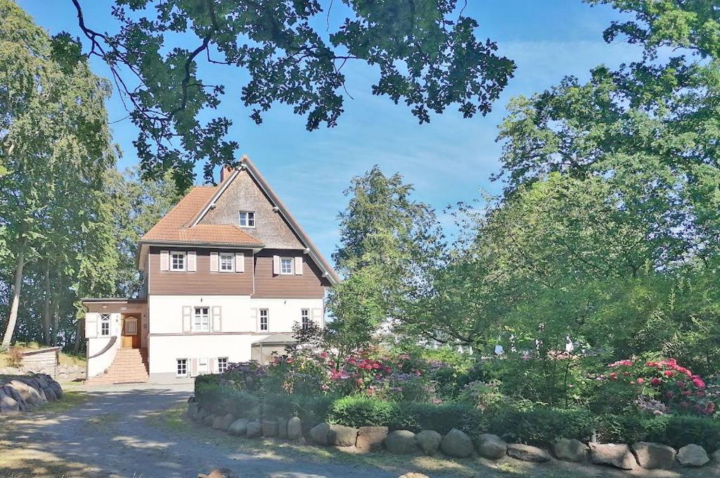 Villas naturnahes Strandhotel mit direkter Ostseelage Von-Lindequist-Weg 1 18586 Baabe