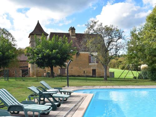 Maison de vacances Vintage Holiday Home in Besse with Swimming Pool  Saint-Pompont