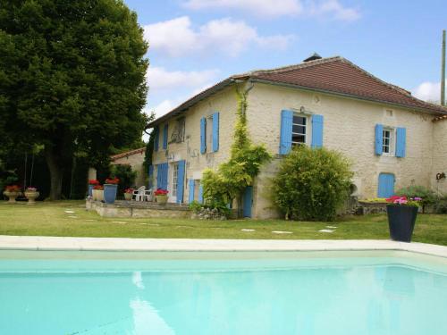 Vintage Holiday Home in Lusignac with Pool Bouteilles-Saint-Sébastien france