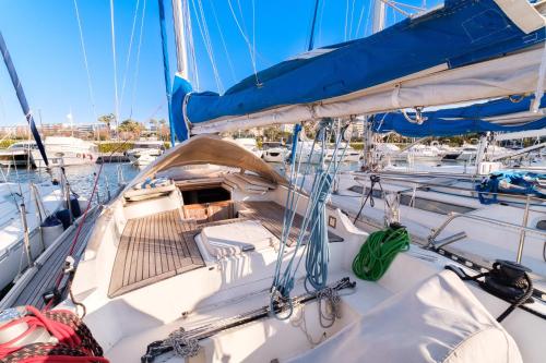 Bateau-hôtel Voilier de 12m à Quai Port Canto Port Pierre-Canto, Bd de la Croisette Cannes