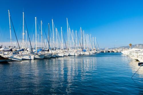 Voilier de 12m à Quai Port Canto Cannes france